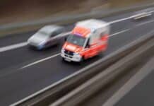 Pkw hebt auf A61 von Leitplanke ab und kracht gegen Baum – Fahrer schwerverletzt