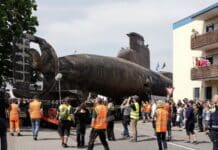Ein U-Boot auf der Straße: U17 ins Speyerer Museum transportiert