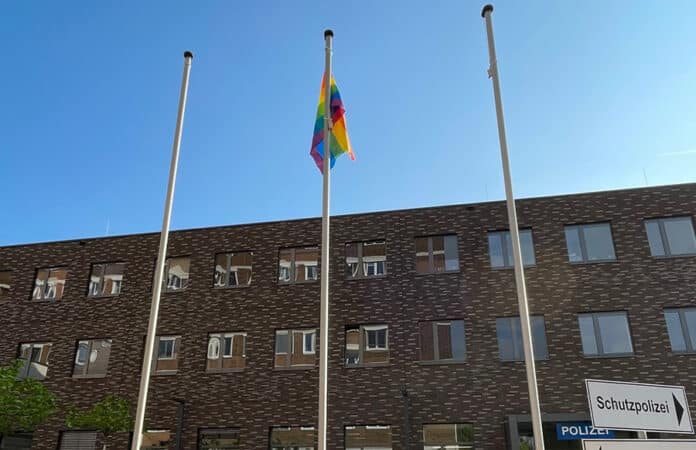Polizei Trier Regenbogenflagge INDAHOBIT