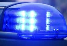 Transporter gerät auf Gegenfahrbahn: PKW bei Dodenburg in Leitplanke gedrängt