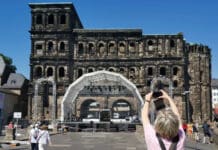Porta Hoch 3: Schlager-Ikone Christian Steiffen kommt 2026 vor die Trierer Porta Nigra