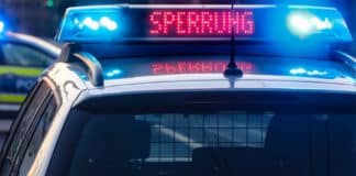 ++ Aktuell: Vollsperrung auf der A61 — vier Schwerverletzte bei Unfall mit LKW ++