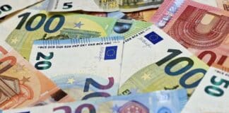 RLP: Wie und wohin Milliarden aus dem Sondervermögen fließen Eurobanknoten auf einem Tisch.