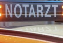 Schwerer Unfall auf Bundesstraße: PKW donnert gegen Hauswand — Fahrer reanimiert