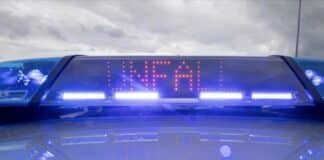 Kollision bei winterglatter Fahrbahn auf der B257 — zwei Personen ins Krankenhaus