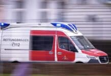 Radfahrer bei Unfall auf Motorhaube geschleudert und schwer verletzt