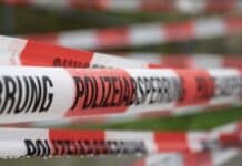 RLP: Zwei Tote bei Absturz eines Kleinflugzeuges in Wohngebiet Polizeiabsperrung mit Flatterband
