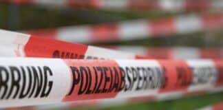 RLP: Zwei Tote bei Absturz eines Kleinflugzeuges in Wohngebiet Polizeiabsperrung mit Flatterband