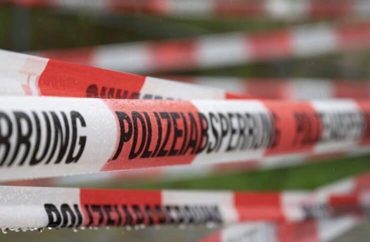 RLP: Zwei Tote bei Absturz eines Kleinflugzeuges in Wohngebiet Polizeiabsperrung mit Flatterband
