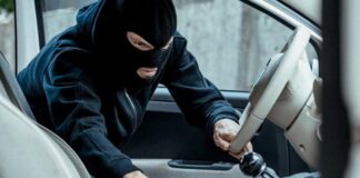 Morbach: Vorsicht Langfinger! Zeugen nach Pkw-Plünderungen gesucht Ein Einbrecher in einem Pkw