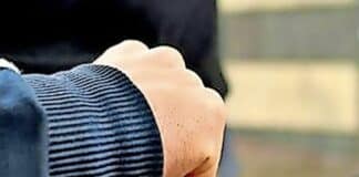 RLP: Jugendliche prügeln sich auf Bahnhof — 17-Jähriger stürzt ins Gleis