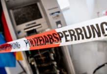 Zerf: Automatenknacker scheitern – Nächtliche Attacke auf Geldautomat vor Supermarkt Geldautomat Polizeiabsperrung