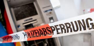 Zerf: Automatenknacker scheitern – Nächtliche Attacke auf Geldautomat vor Supermarkt Geldautomat Polizeiabsperrung