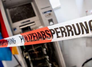 Zerf: Automatenknacker scheitern – Nächtliche Attacke auf Geldautomat vor Supermarkt Geldautomat Polizeiabsperrung