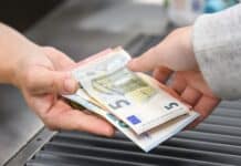 Inflation in Deutschland steigt im März 2026 auf 2,7 Prozent: Energiepreise treiben Teuerung wieder an Eine Kassiererin gibt einer Kundin Geld an der Kasse eines Supermarktes