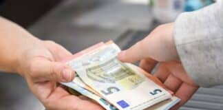 Inflation in Deutschland steigt im März 2026 auf 2,7 Prozent: Energiepreise treiben Teuerung wieder an Eine Kassiererin gibt einer Kundin Geld an der Kasse eines Supermarktes