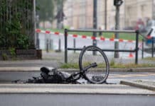 Seniorin auf Fahrrad stößt mit Lkw zusammen