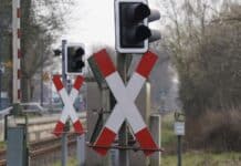 Zusammenstoß am Bahnübergang: Rangierlok kracht in Pkw