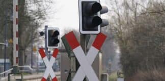 Zusammenstoß am Bahnübergang: Rangierlok kracht in Pkw