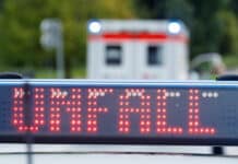 Unfallursache Gummistiefel: 75-Jähriger verliert Kontrolle über Pkw und kracht gegen Mauer Unfall mit Polizei und Rettungswagen