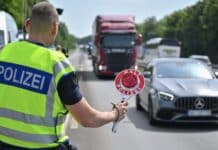 Über 2 Promille: Betrunkene bleibt mit leerem Tank auf der Autobahn liegen