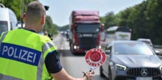 Über 2 Promille: Betrunkene bleibt mit leerem Tank auf der Autobahn liegen