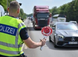 Über 2 Promille: Betrunkene bleibt mit leerem Tank auf der Autobahn liegen
