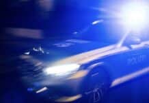 Verfolgungsjagd auf der B50: Kradfahrer (17) unter Drogen flieht über Feldwege Polizeiwagen im Einsatz