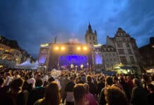 Trier: Altstadtfest und Stadtlauf – Alle Sperrungen im Überblick Menschen vor einer Bühne auf dem Trierer Hauptmarkt in Trier.