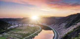 Wetter zum Wochenbeginn – Es wird sonnig in Rheinland-Pfalz und dem Saarland! Sonne und blauem Himmel über Parkanlage bei warmen Sommertemperaturen in Rheinland-Pfalz.
