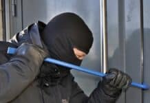 Schmuck und Rucksäcke geklaut: Einbrüche und Diebstähle in Luxemburg Ein Einbrecher hebelt eine Tür auf