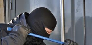 Eifelkreis: Maskierte Einbrecher schlagen in Prüm und Olzheim zu Ein Einbrecher hebelt eine Tür auf