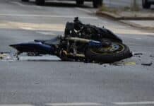 Crash im Gegenverkehr – 86-jähriger Biker schwer verletzt