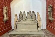 Trier: Monumentale Grablegungsgruppe nach Restaurierung zurück in St. Gangolf