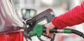 ++ TANKEN IN LUXEMBURG AKTUELL: Spritpreis für Super-Variante geht noch weiter hoch ++ Tanken an einer Zapfsäule einer Tankstelle.