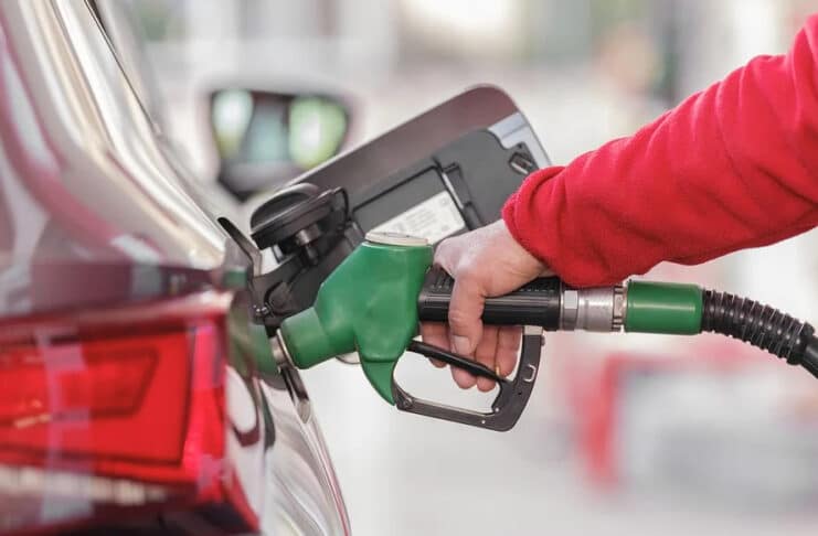 ++ TANKEN IN LUXEMBURG AKTUELL: Spritpreise für Diesel und Super 98 steigen ++ Tanken an einer Zapfsäule einer Tankstelle.