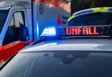 Mehrere Fußgänger in Rheinland-Pfalz und Saarland angefahren Rettungswagen unf Polizeiwagen an einem Unfallort