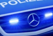 Fahrerflucht in Wittlich: Gegen Verkehrsschild gedonnert und abgehauen Blaulicht an einem Polizeiwagen am Kühlergrill