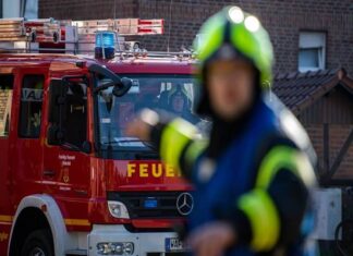 RLP: Verletzte bei Dachstuhlbrand – 300.000 Euro Schaden Ein Feuerwehrmann vor einem Feuerwehr-Auto