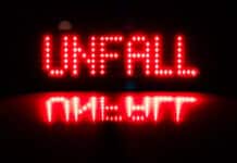 ++ Trier-Ehrang: Sattelzug rammt Eisenbahnbrücke – LKW-Dach komplett abgerissen ++ Leuchtschrift "Unfall" auf Polizeiwagen