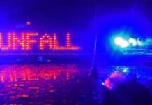 Vollsperrung auf A3: LKW kracht auf schneebedeckter Fahrbahn in Schutzplanke Polizeiwagen mit Blaulicht und Unfallschild