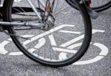 Verletzungen an Kopf und Schulter: Radfahrerin (77) stürzt in Salmtal – Krankenhaus