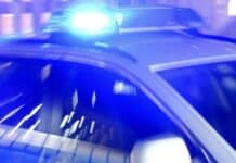 Schlangenlinien in Wittlich: Polizei stoppt stark betrunkenen Autofahrer Symbolbild eines Polizeiautos mit eingeschaltetem Blaulicht – Einsatzfahrzeug der Polizei bei Nacht