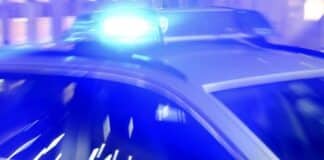 Schwerer Raub in Igel: 69-jährige Bewohnerin von Tätern schwer verletzt Symbolbild eines Polizeiautos mit eingeschaltetem Blaulicht – Einsatzfahrzeug der Polizei bei Nacht