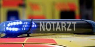 Schwerer Crash mit Traktor: 23-Jähriger Pkw-Fahrer lebensgefährlich verletzt