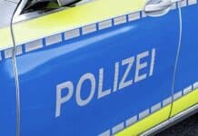 RLP: Durch abgestelltes Auto gestört – Anwohner greift Ersthelferin nach Unfall an Deutsches Polizeiauto seitlich mit Schriftzug