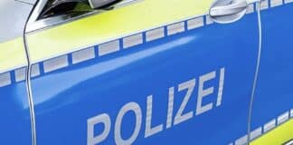 RLP: Durch abgestelltes Auto gestört – Anwohner greift Ersthelferin nach Unfall an Deutsches Polizeiauto seitlich mit Schriftzug