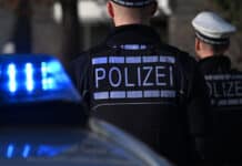 Frau bei Festnahme mit weißem Pulver an der Nase erwischt