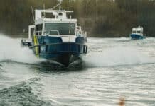 Eiskalter Schreck auf dem Rhein: Zehn Ruderer stürzen ins Wasser