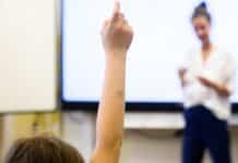 Im Saarland unterrichtet – Bewährungsstrafe in RLP: Falsche Lehrerin angeklagt